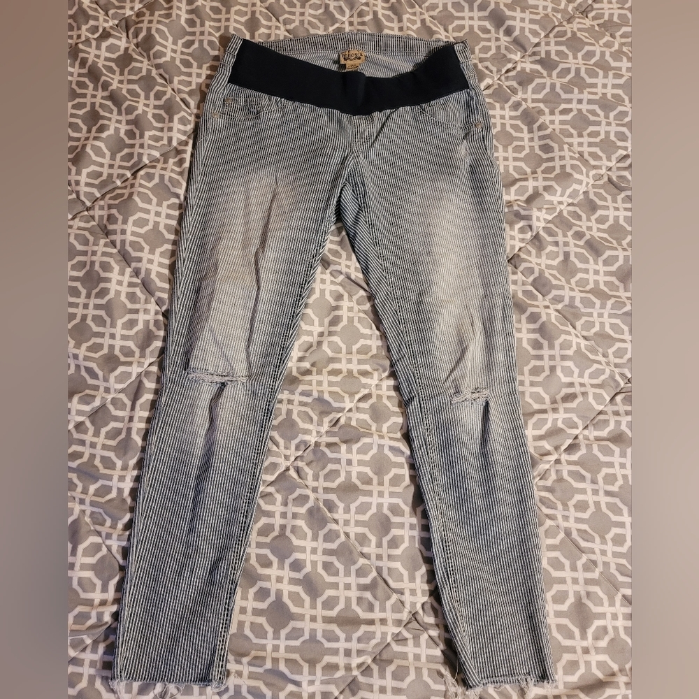 Pin stripe maternity comfy  crop pants!